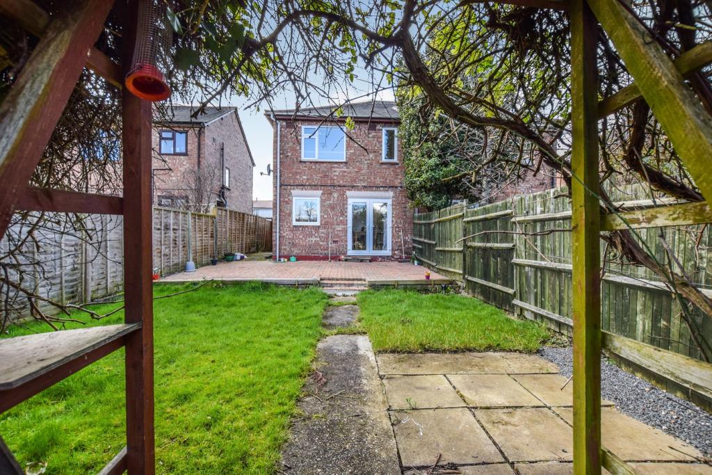 3 bedroom semidetached house for sale in Old Stoke Road, Aylesbury, HP21