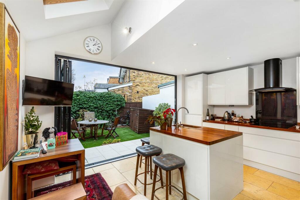 3 bedroom terraced house for sale in White Hart Lane, Barnes, SW13