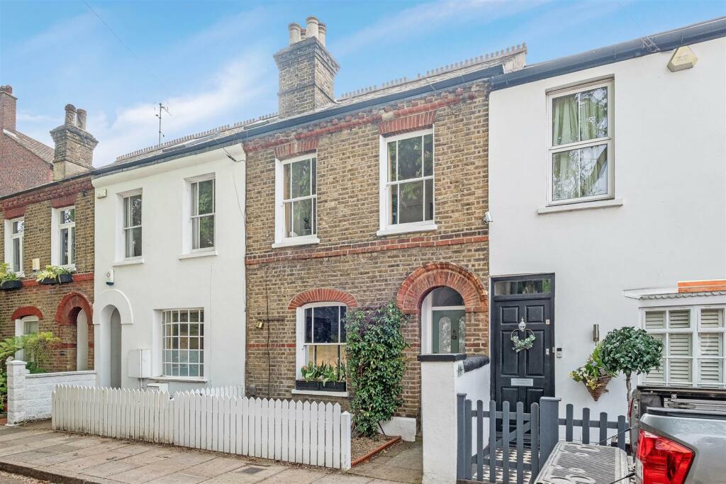 3 bedroom terraced house for sale in Archway Street, Little Chelsea