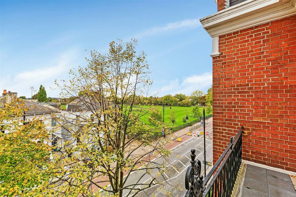 3 bedroom flat for sale in Castelnau, Barnes, London, SW13