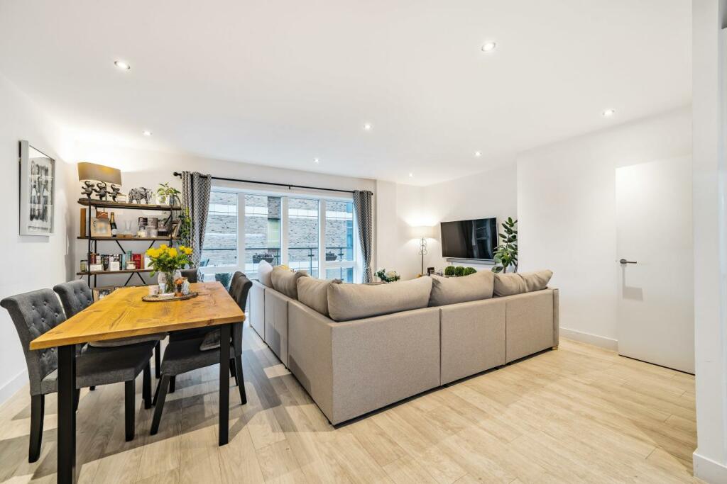 2 bedroom flat for sale in Sylvan Hill, Crystal Palace, SE19