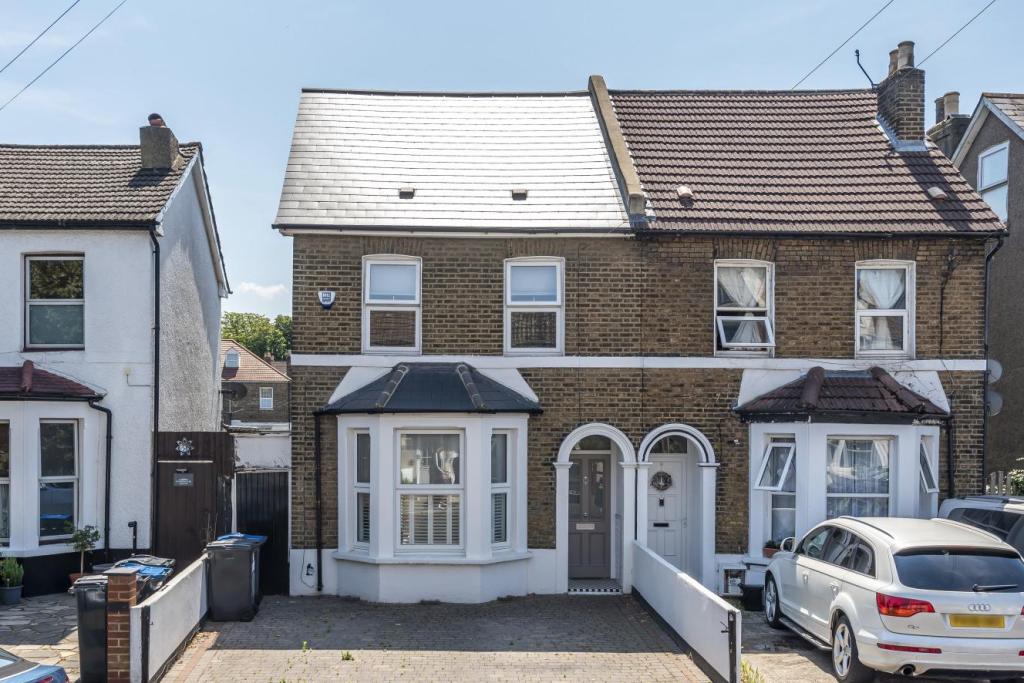3 bedroom semidetached house for sale in Holmesdale Road, South