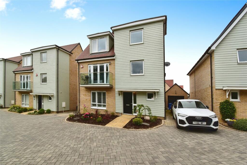 5 bedroom detached house for rent in Fairway Drive, Chelmsford, Essex, CM3