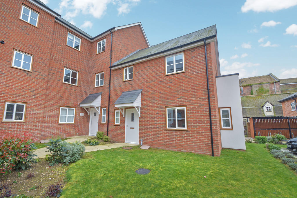 2 bedroom semidetached house for rent in Newland Street, Witham, CM8