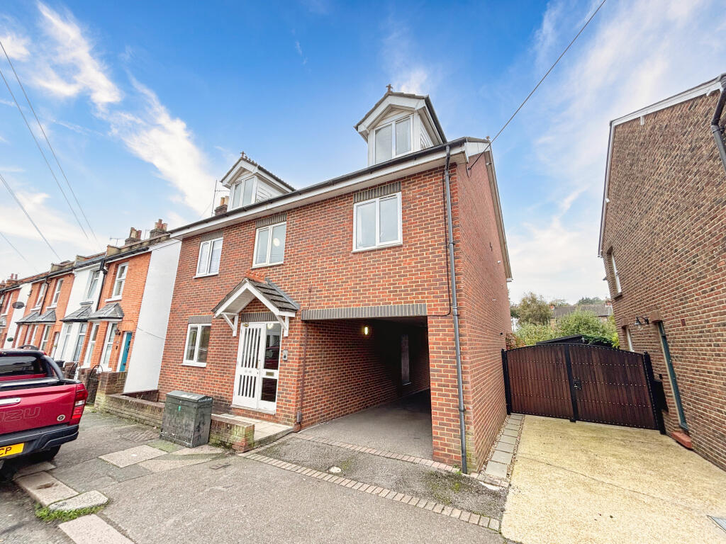 2 bedroom apartment for rent in Victoria Road, REDHILL, RH1