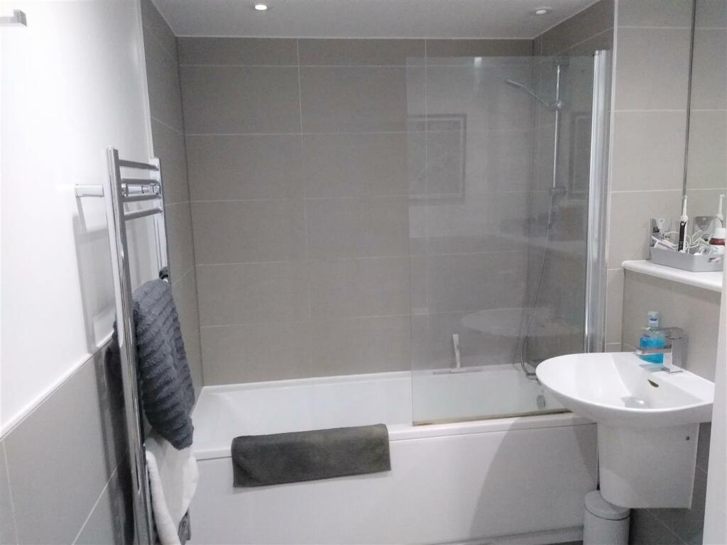 1 bedroom apartment for sale in Richmond House, Victoria Avenue