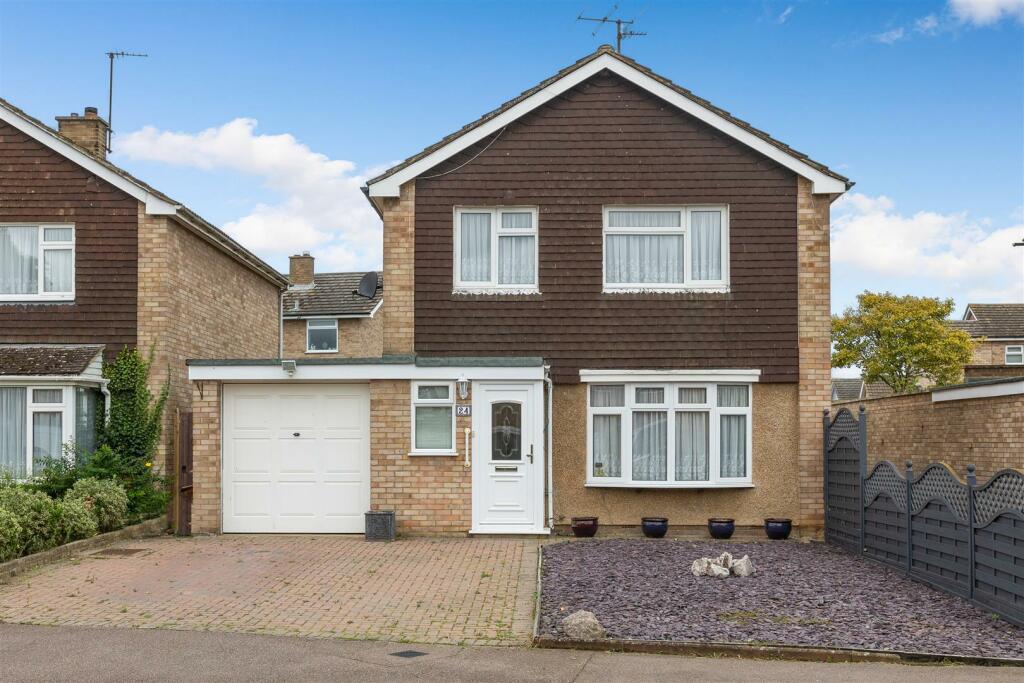 3 bedroom detached house for sale in Hazel Grove, Stotfold, Hitchin, Herts SG5 4JZ, SG5