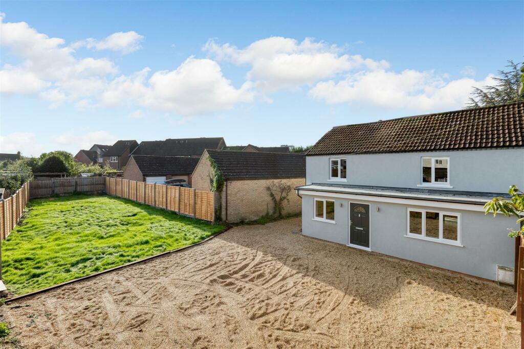 3 bedroom semidetached house for sale in Albert Road, Arlesey, Beds