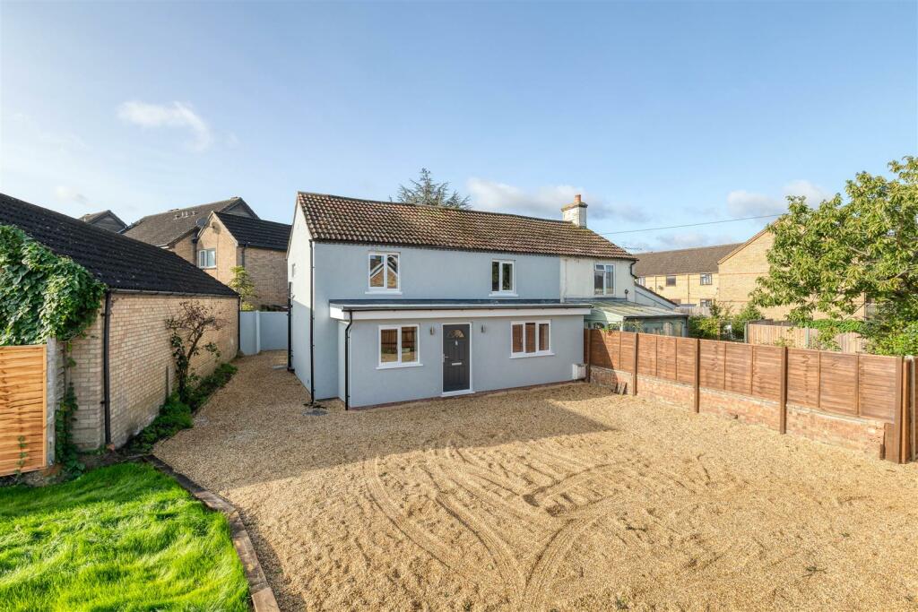 3 bedroom semidetached house for sale in Albert Road, Arlesey, Beds