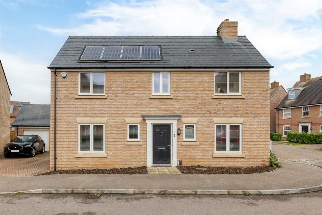 4 bedroom detached house for sale in Hawthorn Croft, Stotfold, SG5 4RT, SG5