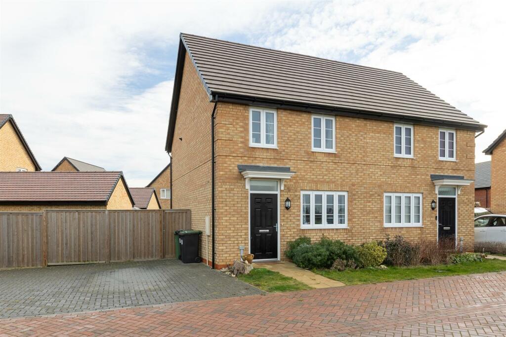 2 bedroom semidetached house for sale in Larkinson Avenue, Biggleswade
