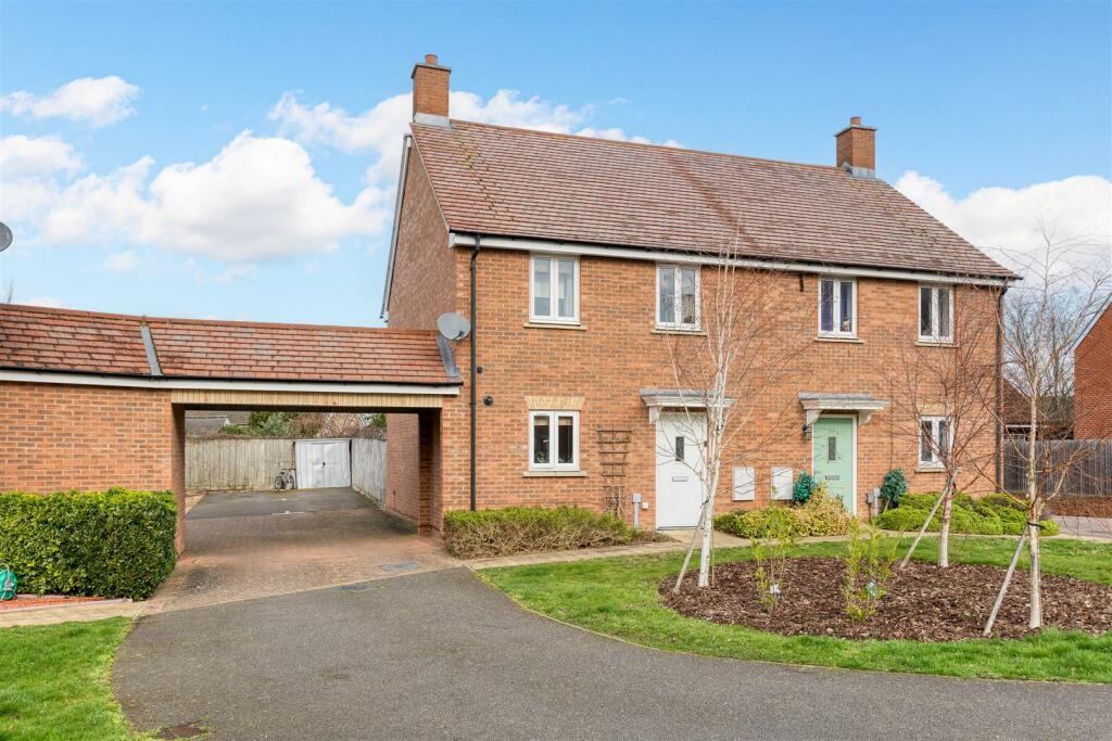 3 bedroom semidetached house for sale in Fennel Avenue, Stotfold SG5