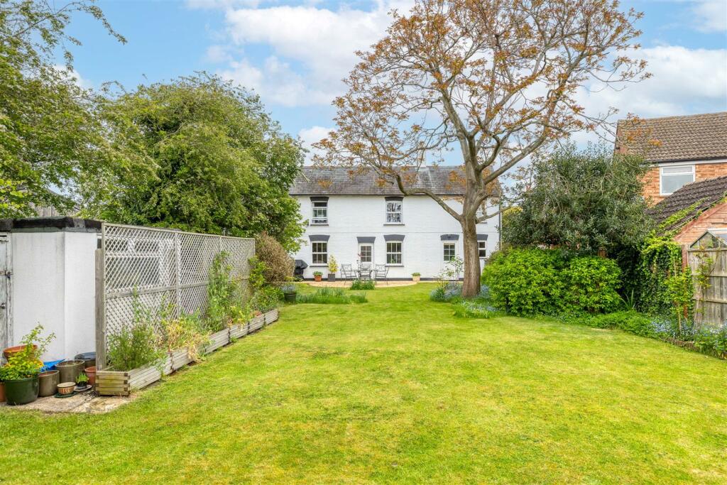 4 bedroom detached house for sale in Astwick Road, Stotfold SG5 4AT, SG5