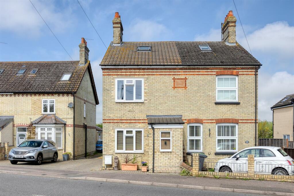3 bedroom semidetached house for sale in Hitchin Road, Stotfold SG5