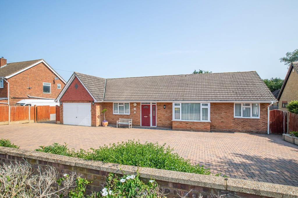 3 bedroom detached bungalow for sale in Baldock Road, Stotfold, Hitchin