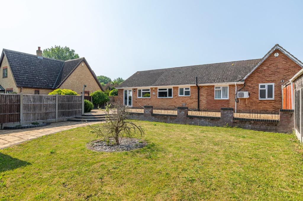 3 bedroom detached bungalow for sale in Baldock Road, Stotfold, Hitchin