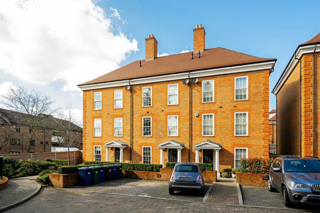 4 Bedroom Town House For Sale In Ashridge Close, Finchley, London N3