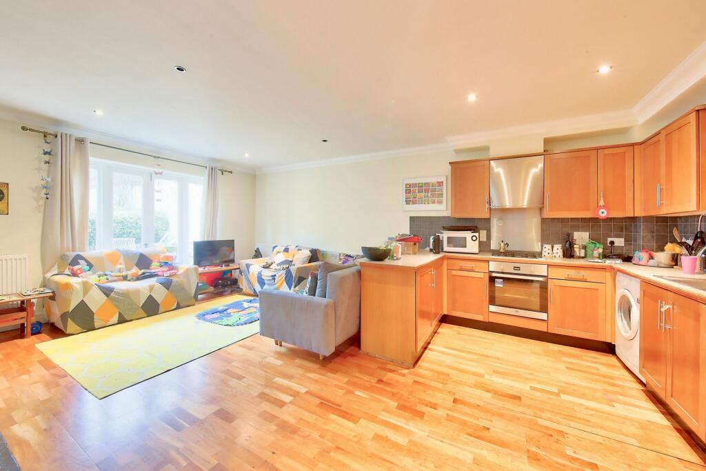 2 bedroom mews property for rent in Pearson Mews, Edgeley Road, SW4