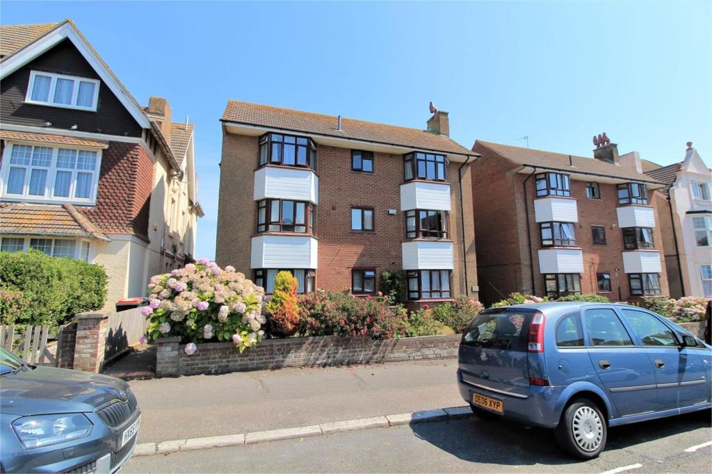 2 bedroom flat for sale in Brassey Road, Bexhill on Sea, East Sussex, TN40