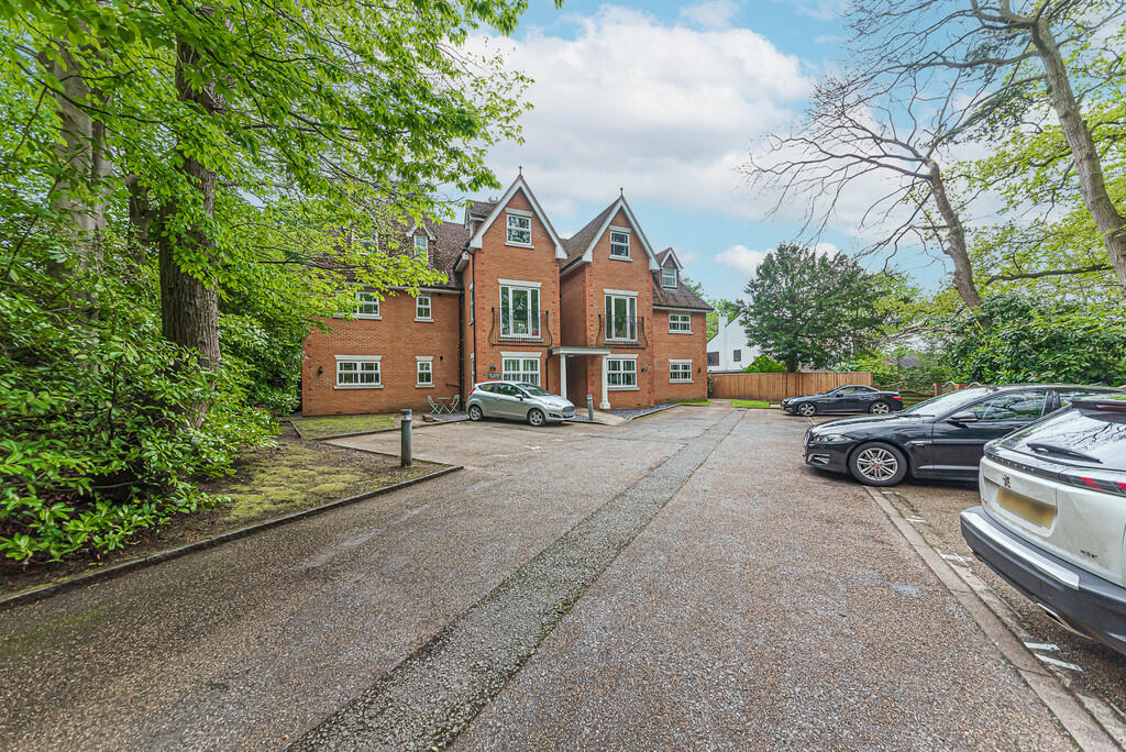 2 bedroom flat for sale in Camberley, Surrey, GU15