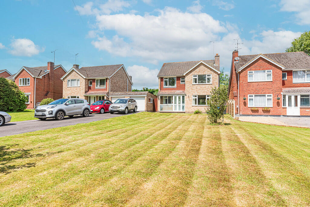 4 bedroom detached house for sale in Manor Park Drive, Yateley, GU46