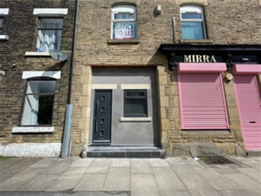 Commercial property for rent in Stamford Street, Stalybridge, SK15