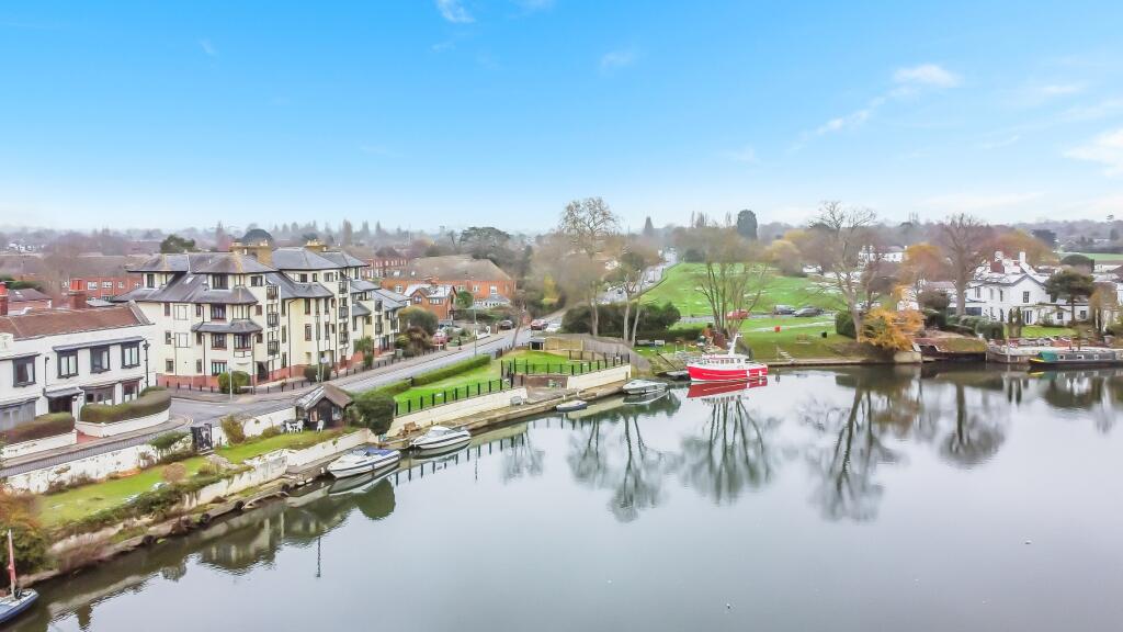 2 bedroom flat for sale in Russell Road, Shepperton, Surrey, TW17