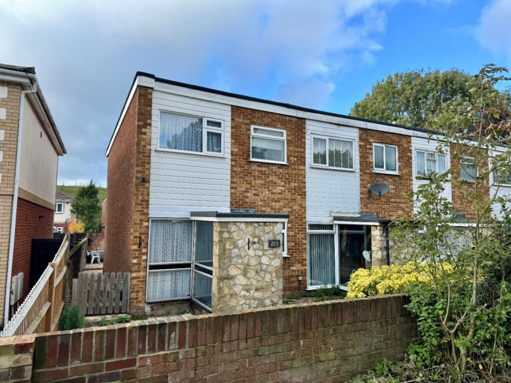 2 bedroom end of terrace house for sale in Charlton Road, Shepperton