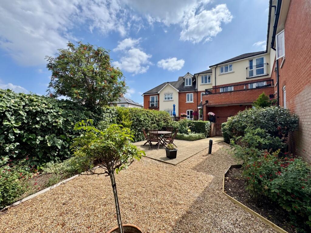 Main image of property: 11 Laleham Road, Shepperton, Surrey, TW17