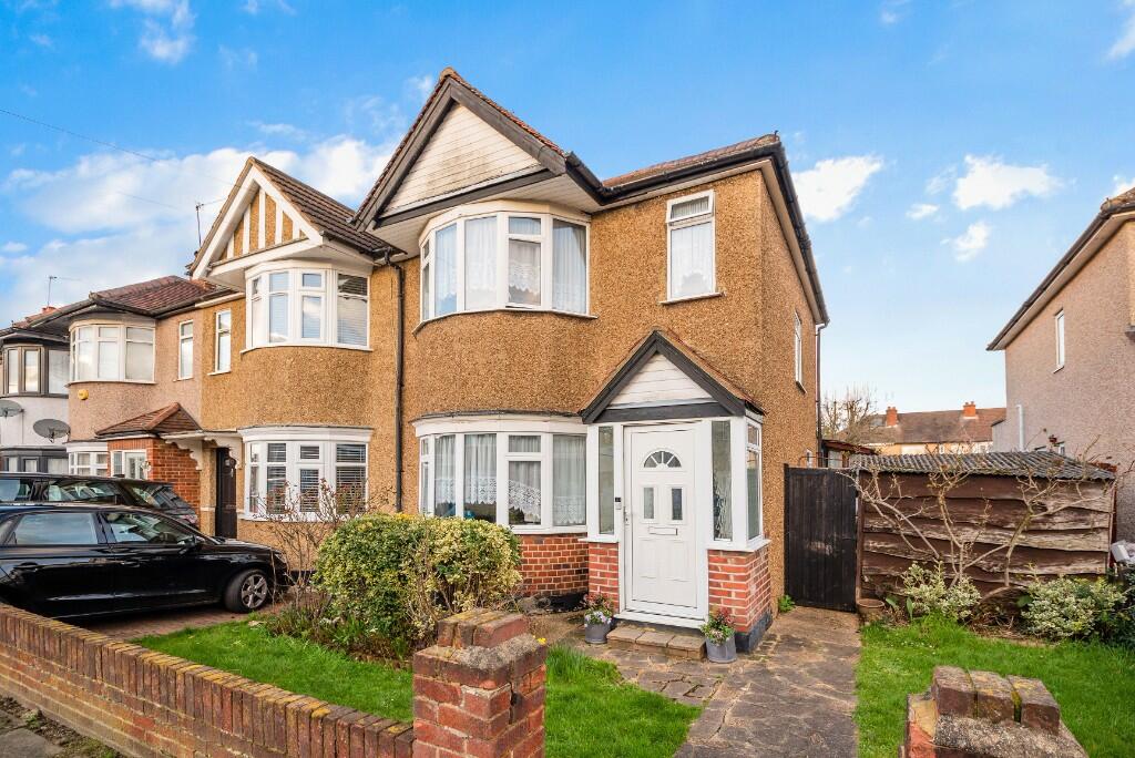 2 bedroom end of terrace house for sale in Tiptree Road, Ruislip
