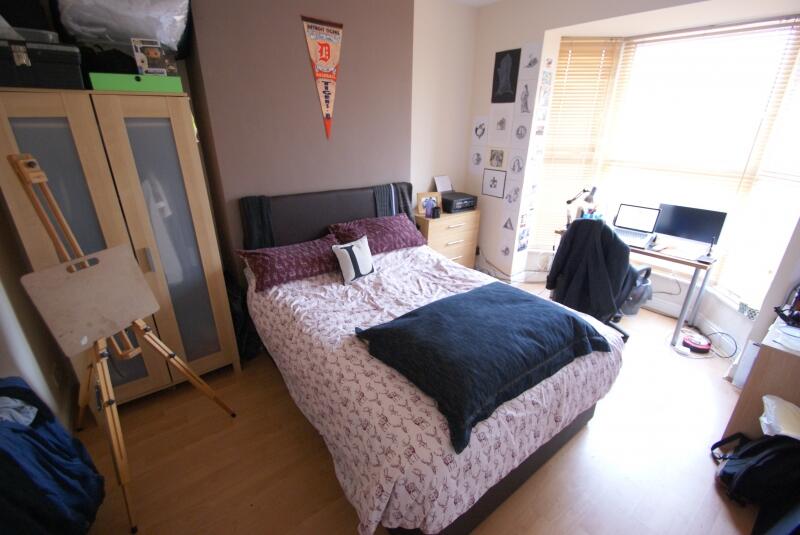 6 bedroom terraced house for rent in Ashville Road, Hyde Park, Leeds, LS6