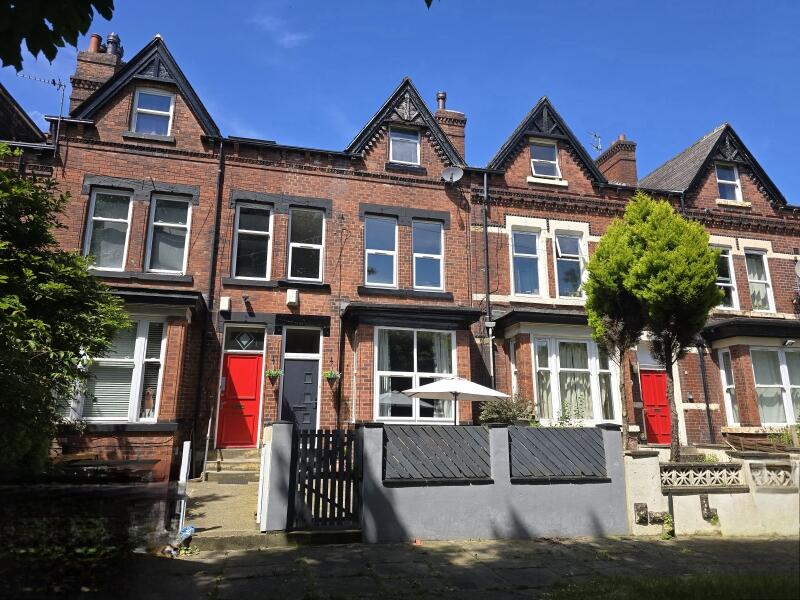 4 bedroom terraced house for sale in Blenheim Square, Woodhouse, Leeds, LS2