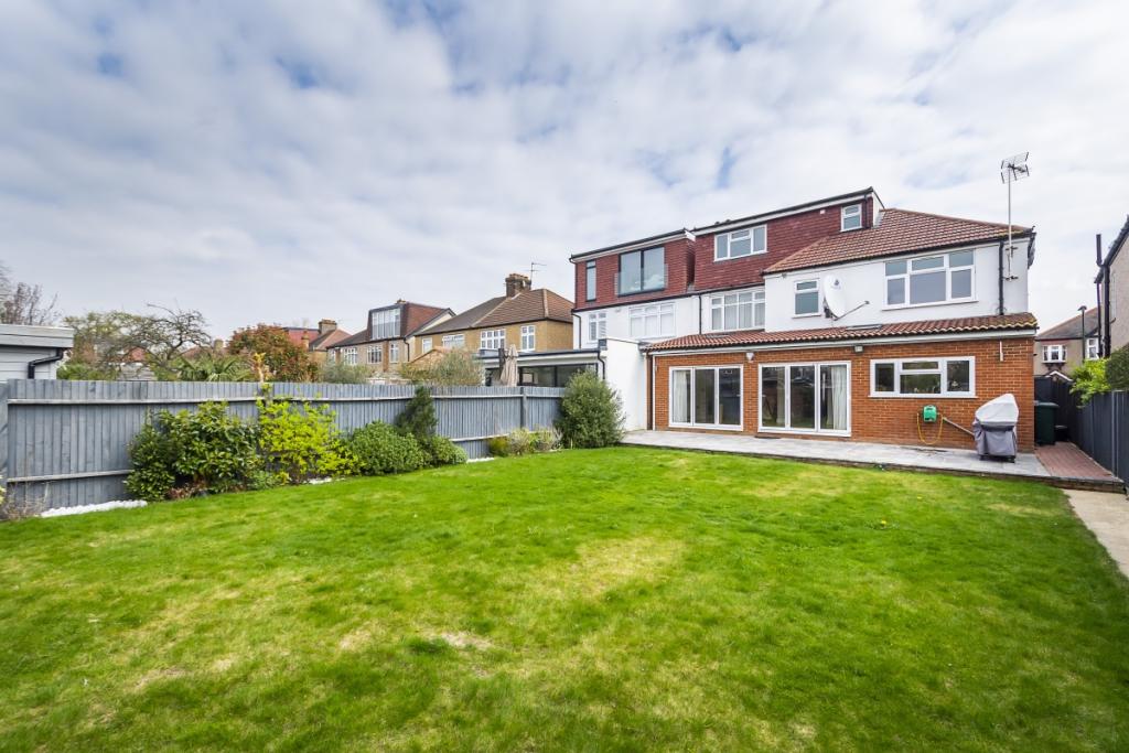 5 bedroom detached house for rent in Chase Gardens Twickenham TW2