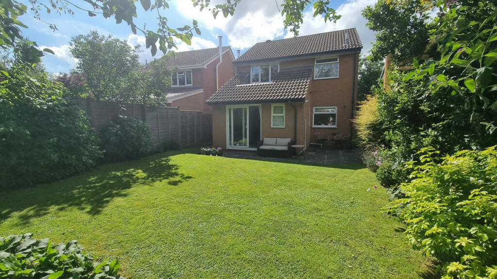 4 bedroom detached house for sale in Sycamore Grove, Southam, CV47