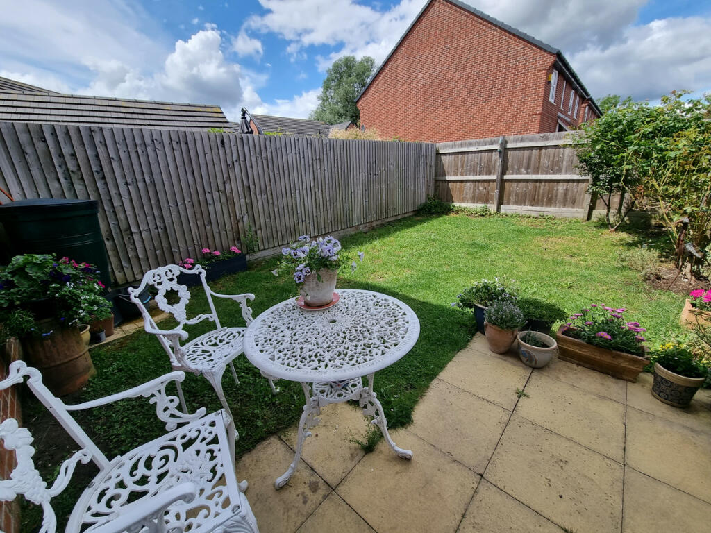 2 bedroom semidetached house for sale in Drive, Long Itchington