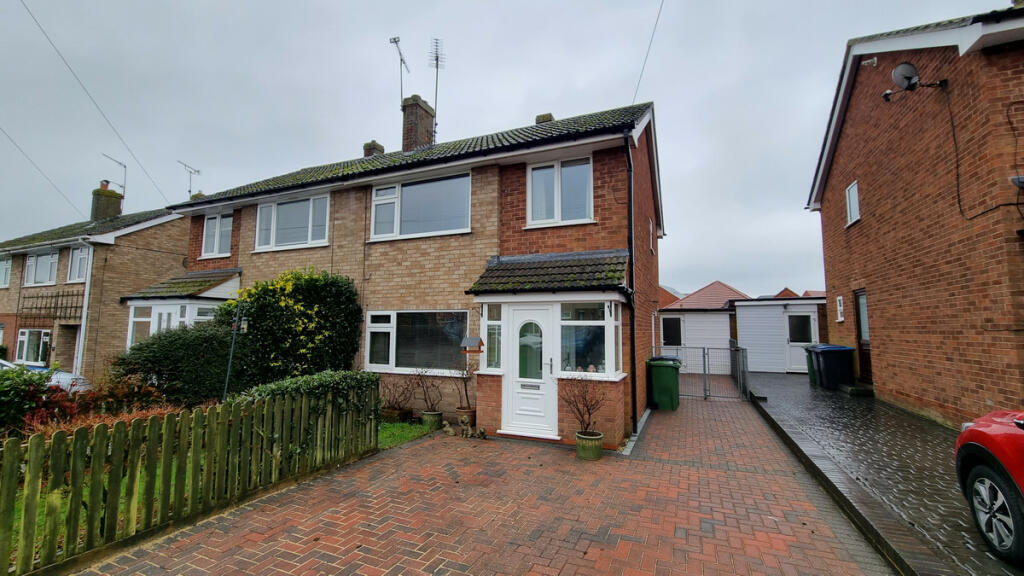 3 bedroom semidetached house for sale in Dadglow Road,