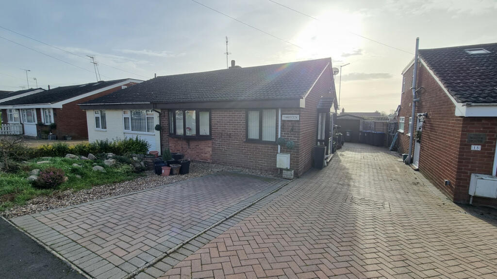 2 bedroom semidetached bungalow for sale in Holywell Road, Southam, CV47