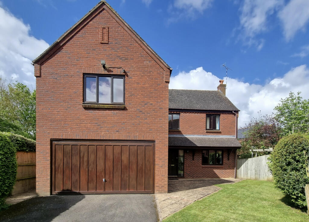 5 bedroom detached house for sale in Merestone Close, Southam, CV47
