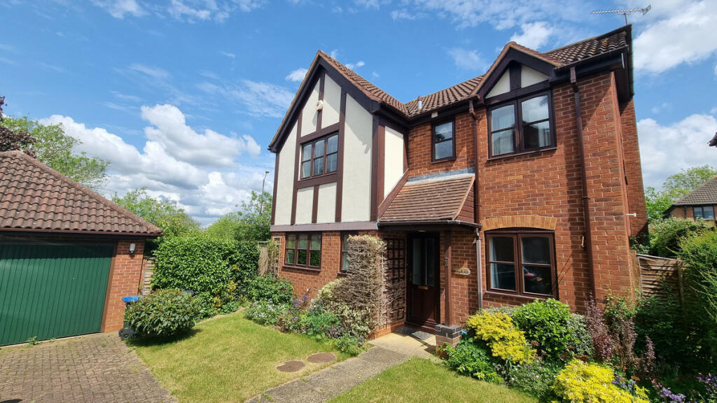 4 bedroom detached house for sale in Drovers Way, Southam, CV47