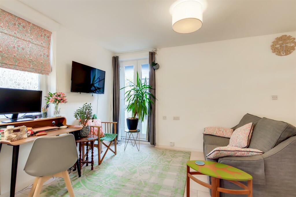 Studio flat for sale in Teversham Lane, Stockwell, SW8