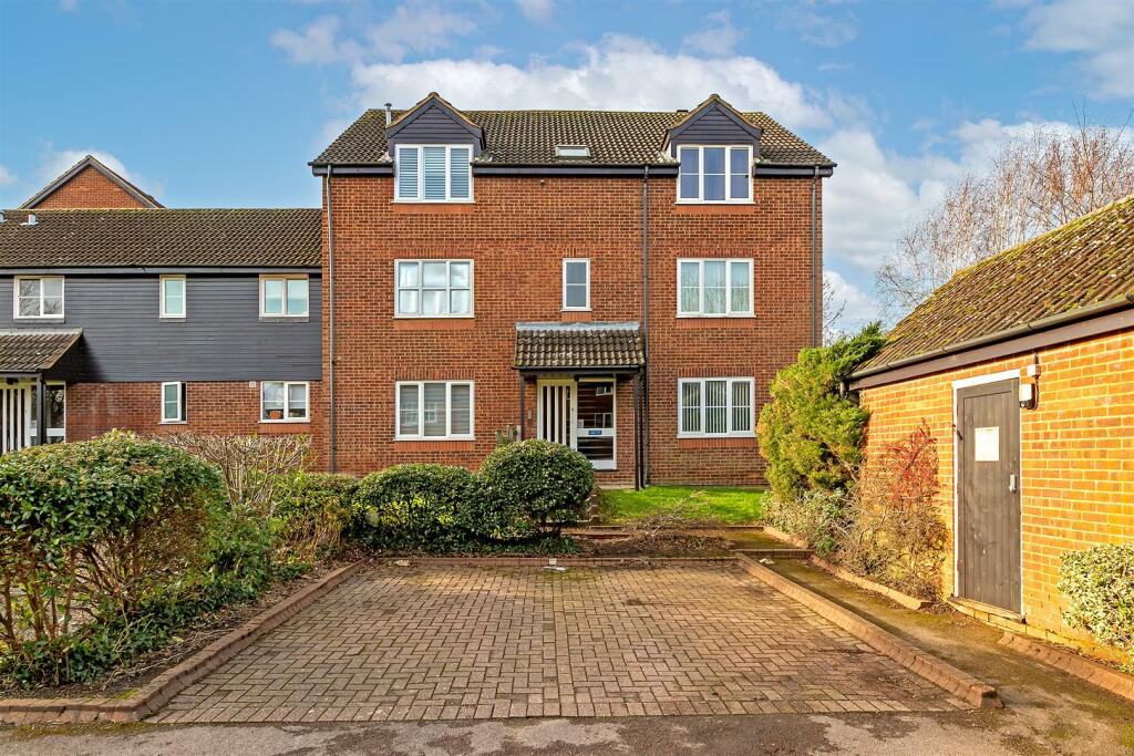 1 bedroom flat for sale in Jersey Farm, St. Albans, AL4