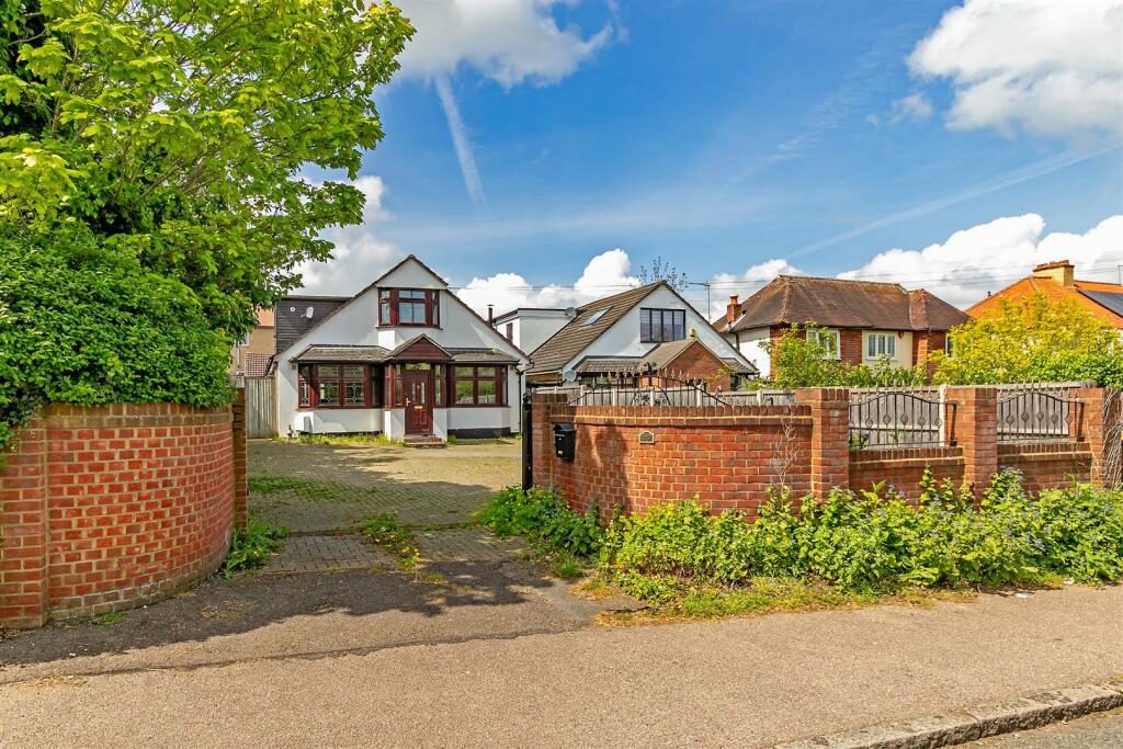 4 bedroom detached house for sale in Great North Road, Welwyn Garden