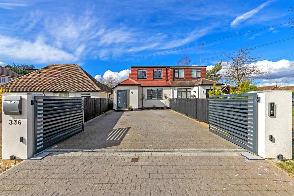 4 bedroom semidetached house for rent in Watford Road, Chiswell Green