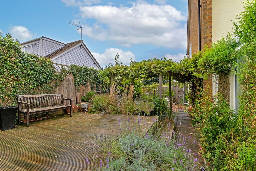 Additional property image - Roe Green Close, Hatfield