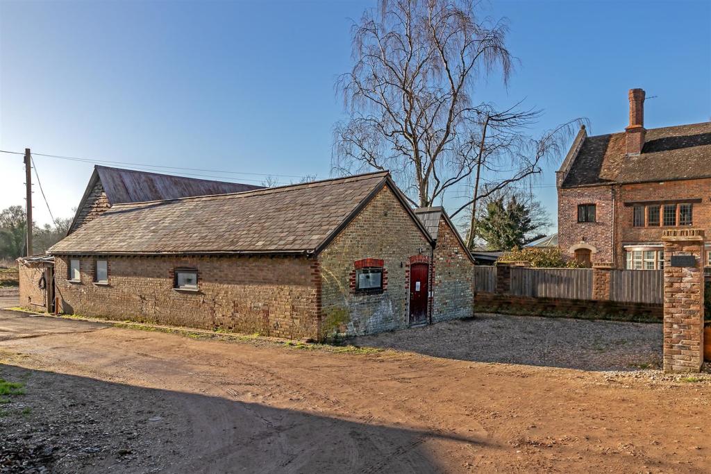 3 bedroom semidetached bungalow for sale in Sewell, Dunstable, LU6