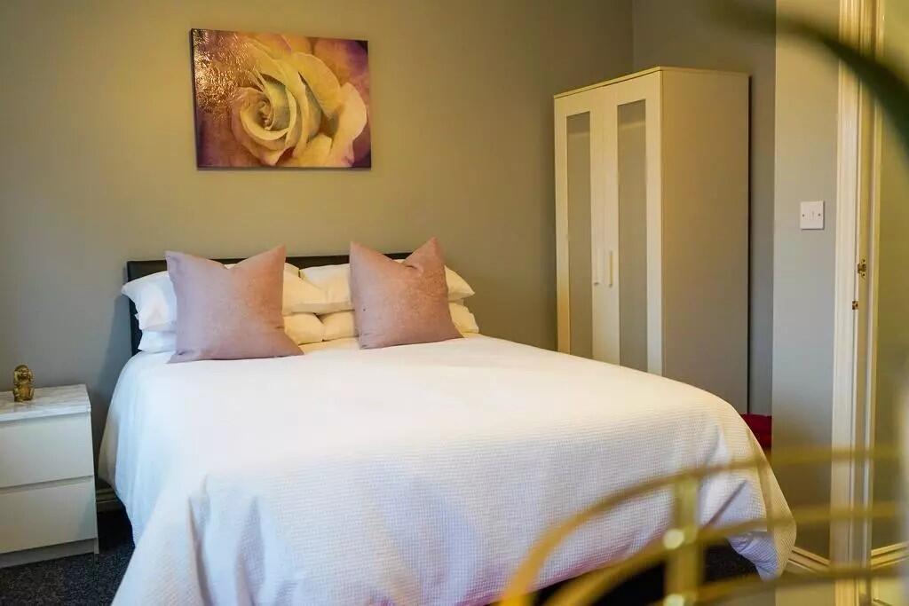 Main image of property: Signet Square