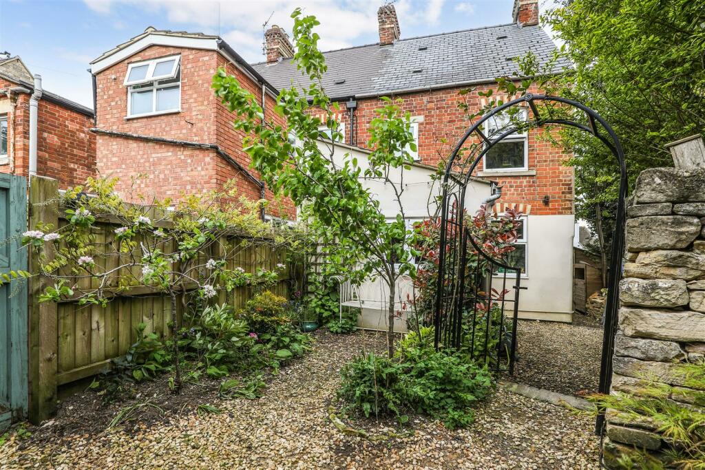2 bedroom end of terrace house for sale in Cheltenham Road, Painswick