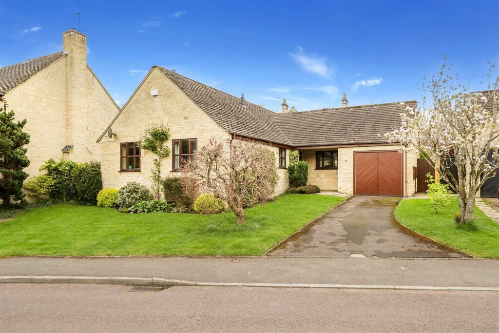 3 bedroom bungalow for sale in Pauls Rise, North Woodchester, Stroud, GL5