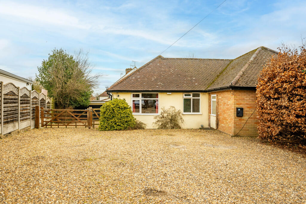 4 bedroom bungalow for sale in Marshalls Heath Lane, Wheathampstead, St