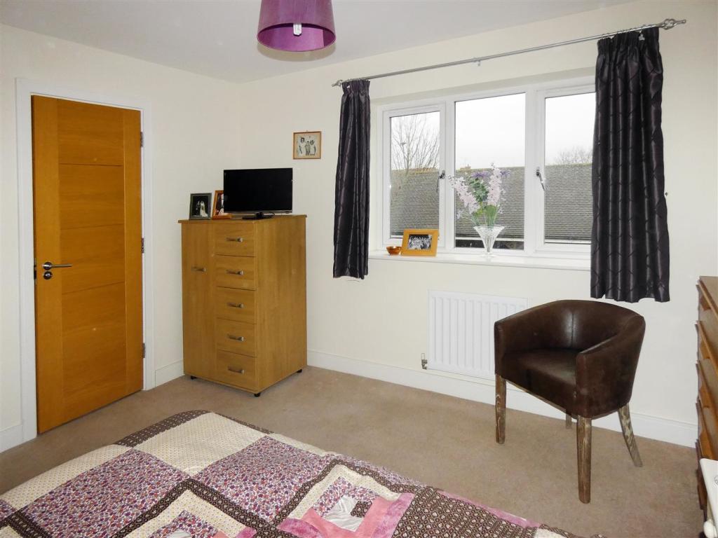 3 bedroom link detached house for sale in Woodlands Avenue, Rustington